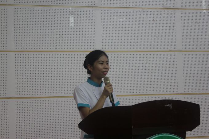 黄晓丽同学发言.JPG